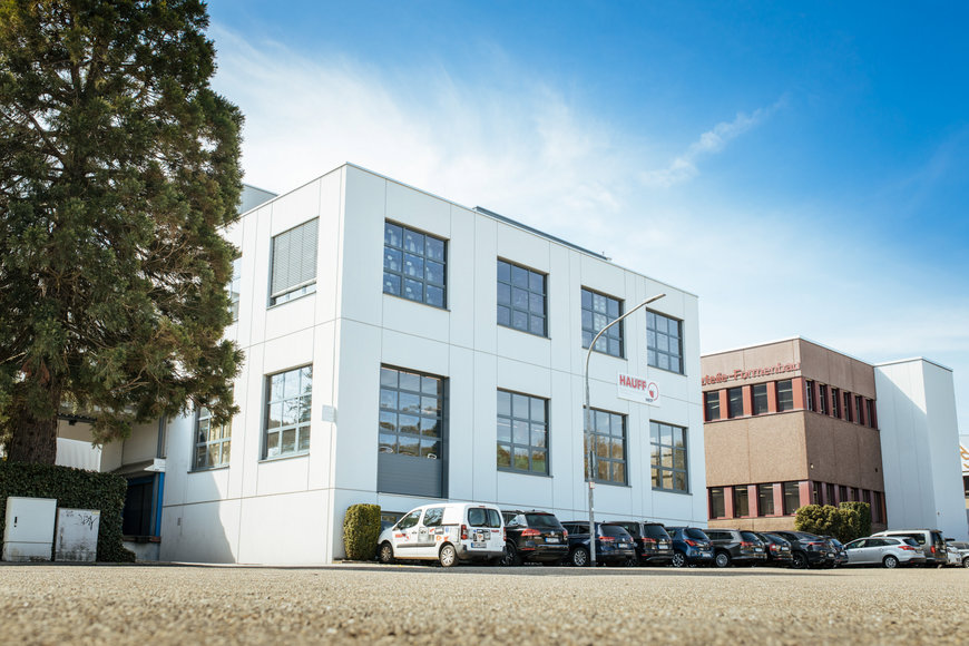 KUKA Roboter spielen dabei mit einem eigens konfigurierten, multifunk-tionalen Produktionswürfel den intelligenten Doppelpass